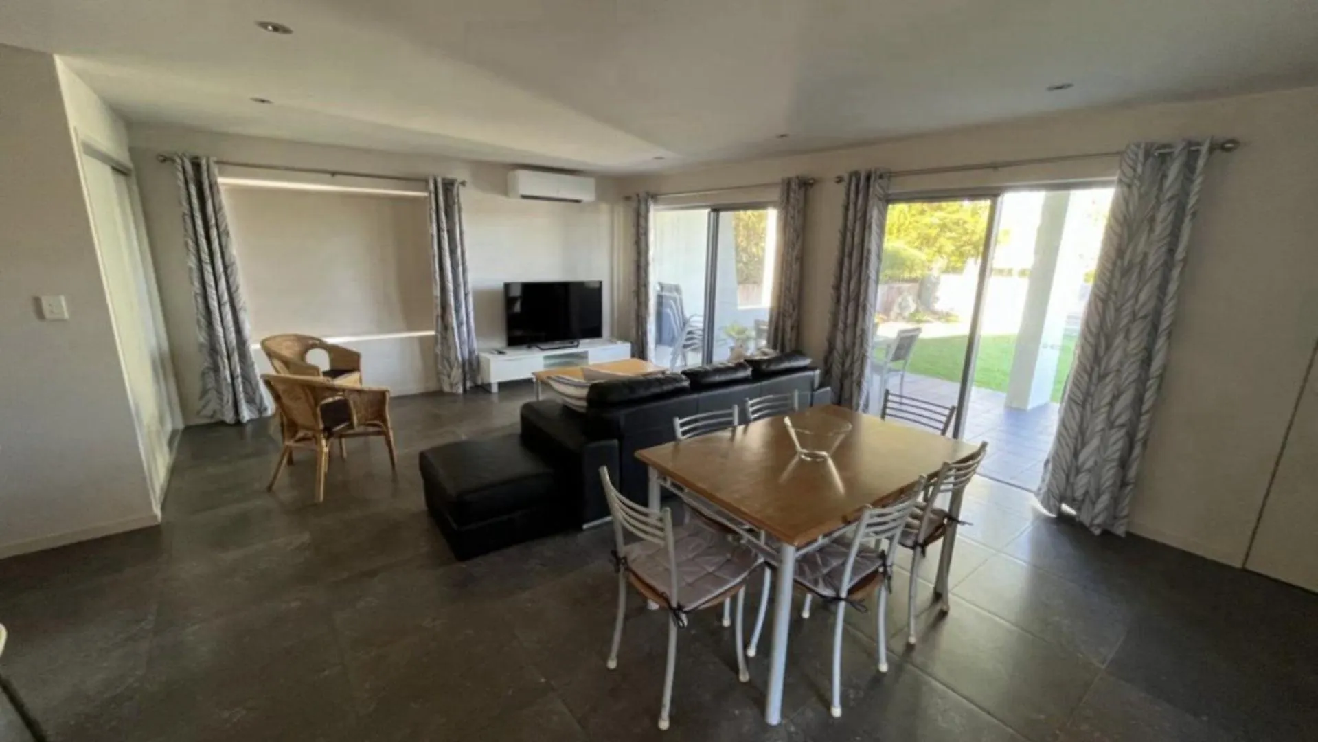 Holiday home 1 - 5A Coochin Street, Dicky Beach - 200M To Beach Caloundra